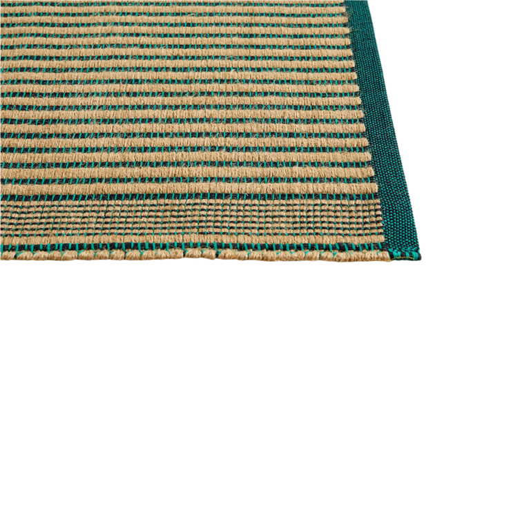 Løperen Tapis fra Hay i fargen Black and Green, har en underside i polyester for å sikre at den holder seg på plass.