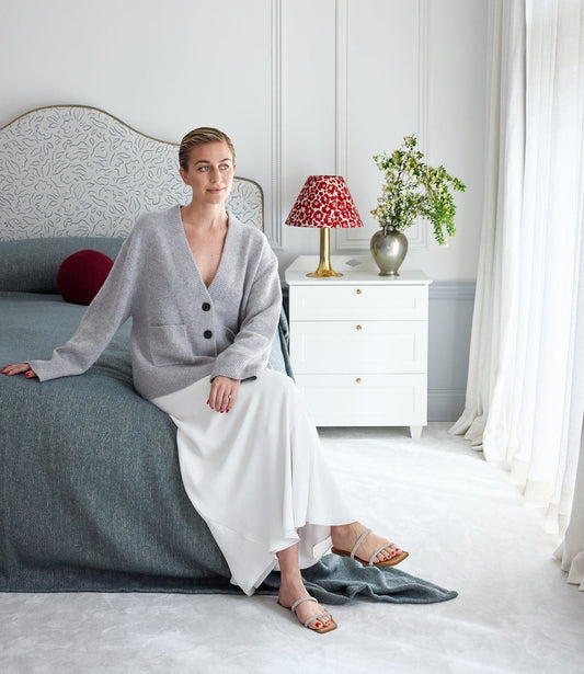 Velg mellom fire fine farger: Ivory (benhvitt), Sand (beige), Petroleum (blått) og Grey (grått). Designer og influenser Emelie Von Hofsten har valgt seg det petroleumsblå sengeteppet i bouclé fra Gotain. 