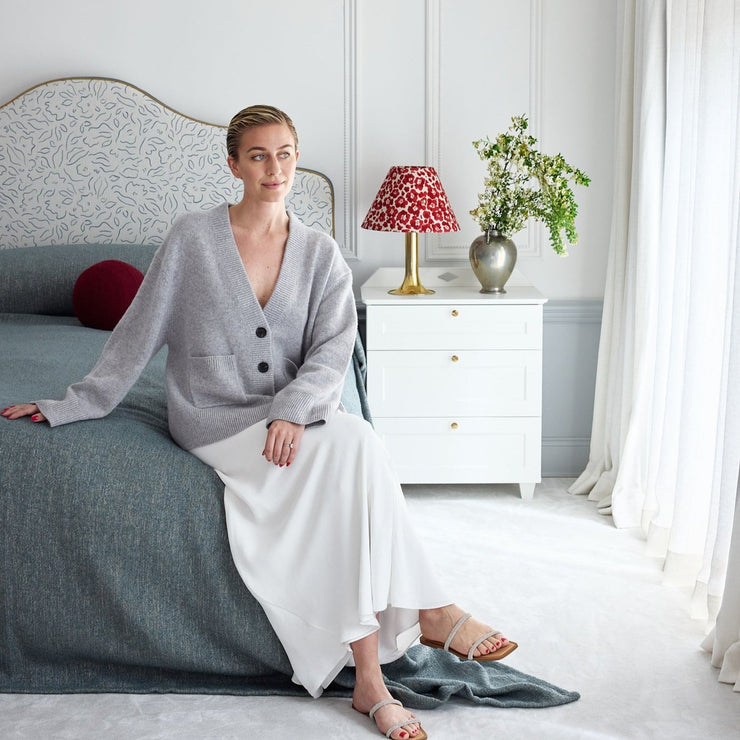 Velg mellom fire fine farger: Ivory (benhvitt), Sand (beige), Petroleum (blått) og Grey (grått). Designer og influenser Emelie Von Hofsten har valgt seg det petroleumsblå sengeteppet i bouclé fra Gotain. 