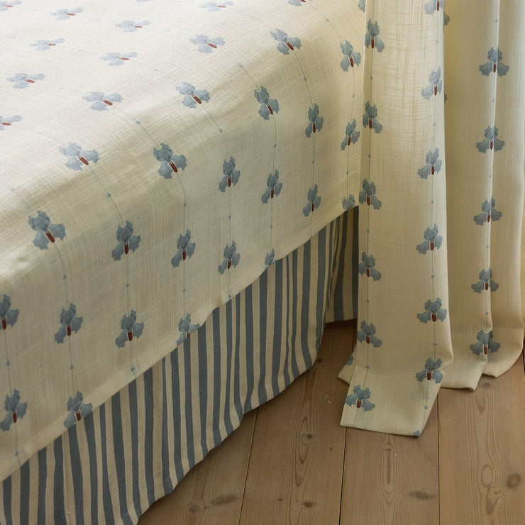 Sengeteppe i vevd lin med mønster Sweet Pea i fargen blå/ Dove Blue fra Gotain.