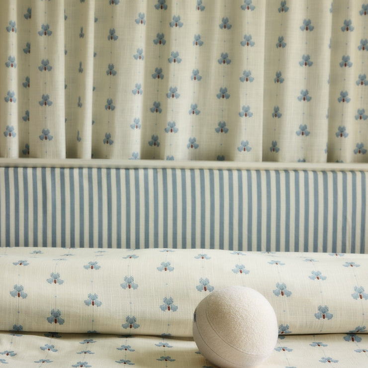 Sengeteppe i vevd lin med mønster Sweet Pea i fargen blå/ Dove Blue fra Gotain.