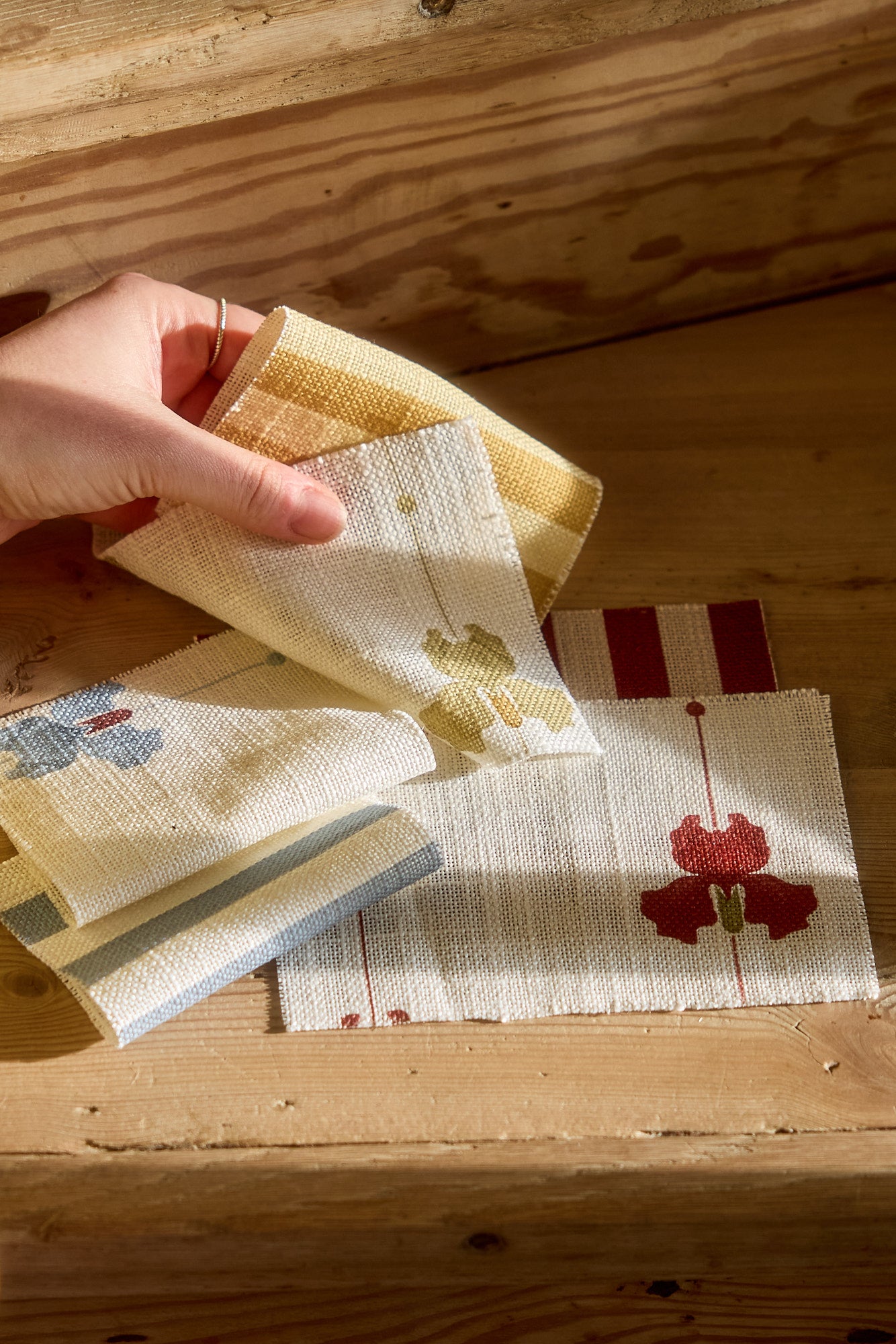 Mørkleggende liftgardin vevd lin Sweet Pea i fargene rød/ Burgundy, blå/ Dove Blue og olivengrønn/ Olive Green fra Gotain.