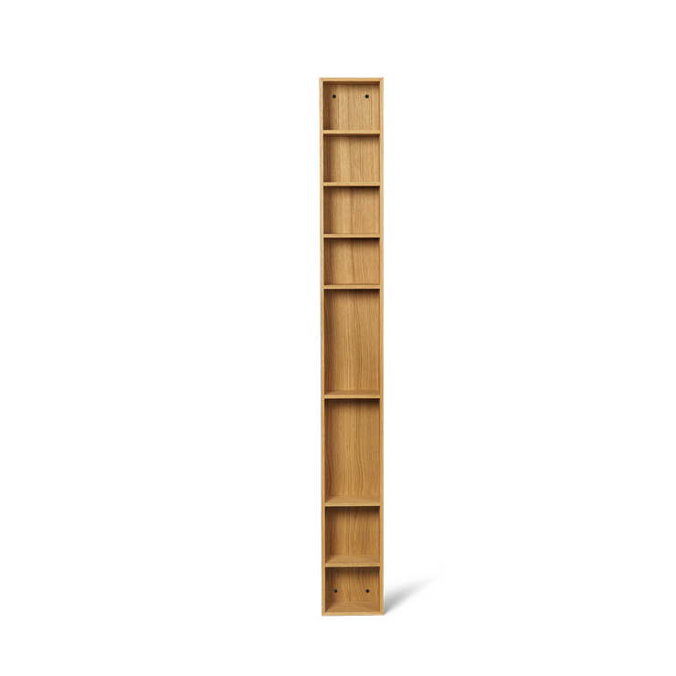 Hyllen Bon Shelf fra Ferm Living er et allsidig og elegant oppbevaringsmøbel, spesielt designet for å passe sømløst inn i smale rom. Bon-hyllen kan monteres både vertikalt og horisontalt, noe som gjør den til en estetisk tiltalende og praktisk oppbevaringsløsning for alle rom i hjemmet ditt.
