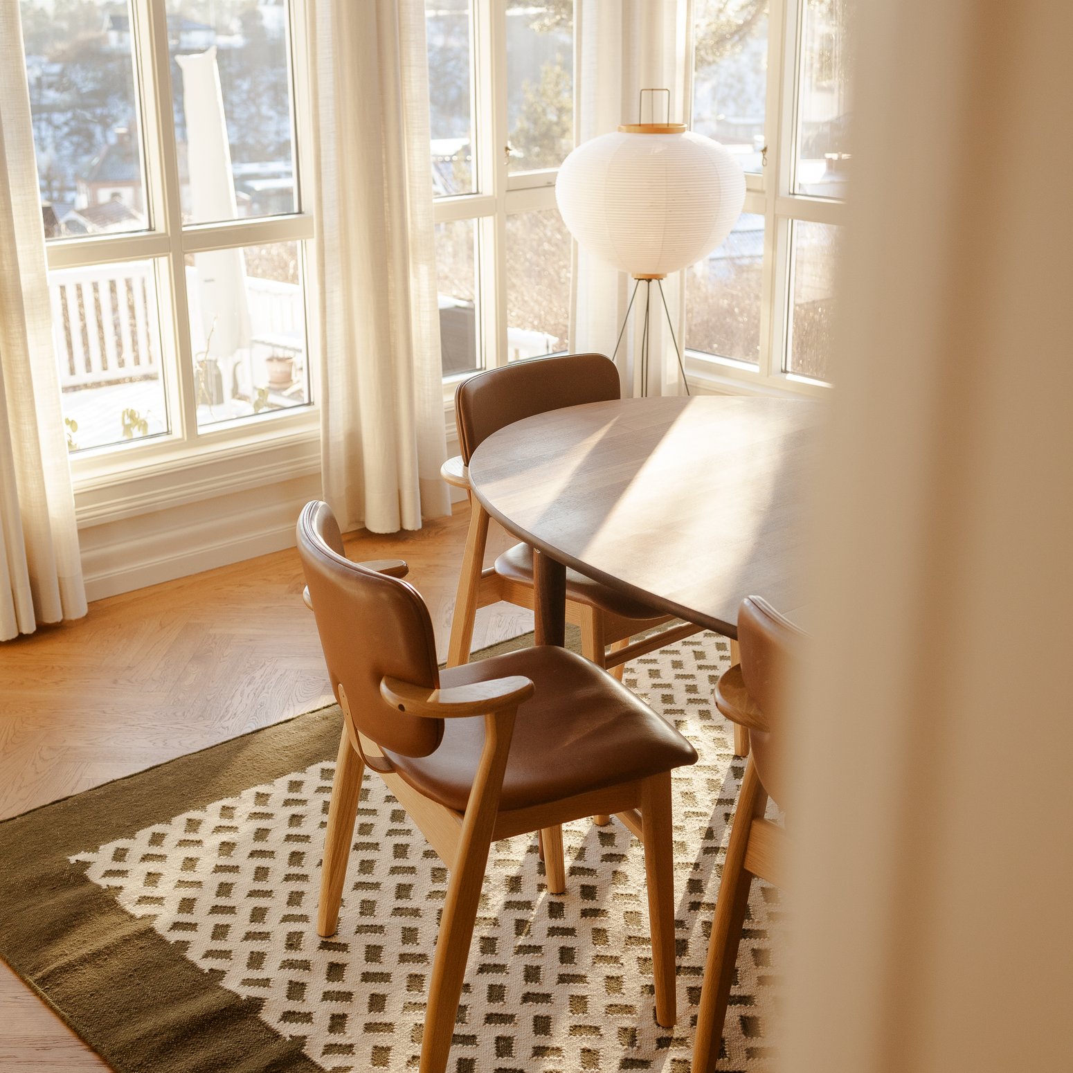 Spisestolen Domus fra Artek i eik og polstring i brun skinn, i OsloDeco-Idas nye hjem, en Jugendvilla fra 1905.