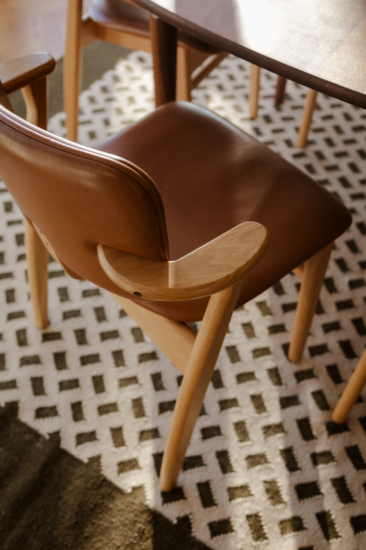 Spisestolen Domus fra Artek i eik og polstring i brun skinn, i OsloDeco-Idas nye hjem, en Jugendvilla fra 1905.