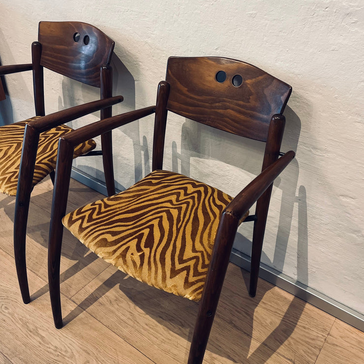Vintagemøbler i innredningen tilfører personlighet på en sofistikert måte! Og vi elsker alt fra Objektum Vintage. Disse elegante spisestolene i mørk valnøtt med sete i gyllen zebrastripete tekstil vil vi gjerne invitere hjem.