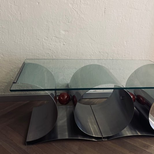 Oh la la! Vi elsker å mikse inn vintagemøbler og objekter i innredningen, og Timea i Objektum Vintage vet å finne noen helt unike skatter! Sånn som dette sofabordet, designet av Francois Monnet på 1970-tallet, i formbøyd aluminium og glass. 