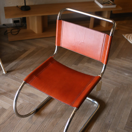 De fineste interiørene har en miks av gammelt og nytt – og derfor elsker vi å legge til vintagemøbler i innredningen hjemme! En av de enkleste måtene å gjøre dette på er ved å gi plass til noen spisestoler som ingen andre (du kjenner) har maken til! Som for eksempel de kule spisestolene MR10 Cantilever Chair i polert krom og rødbrunt skinn, designet av Ludwig Mies Van Der Rohe og Lilly Reich ca 1927, perioden Bahaus-stilen regjerte.