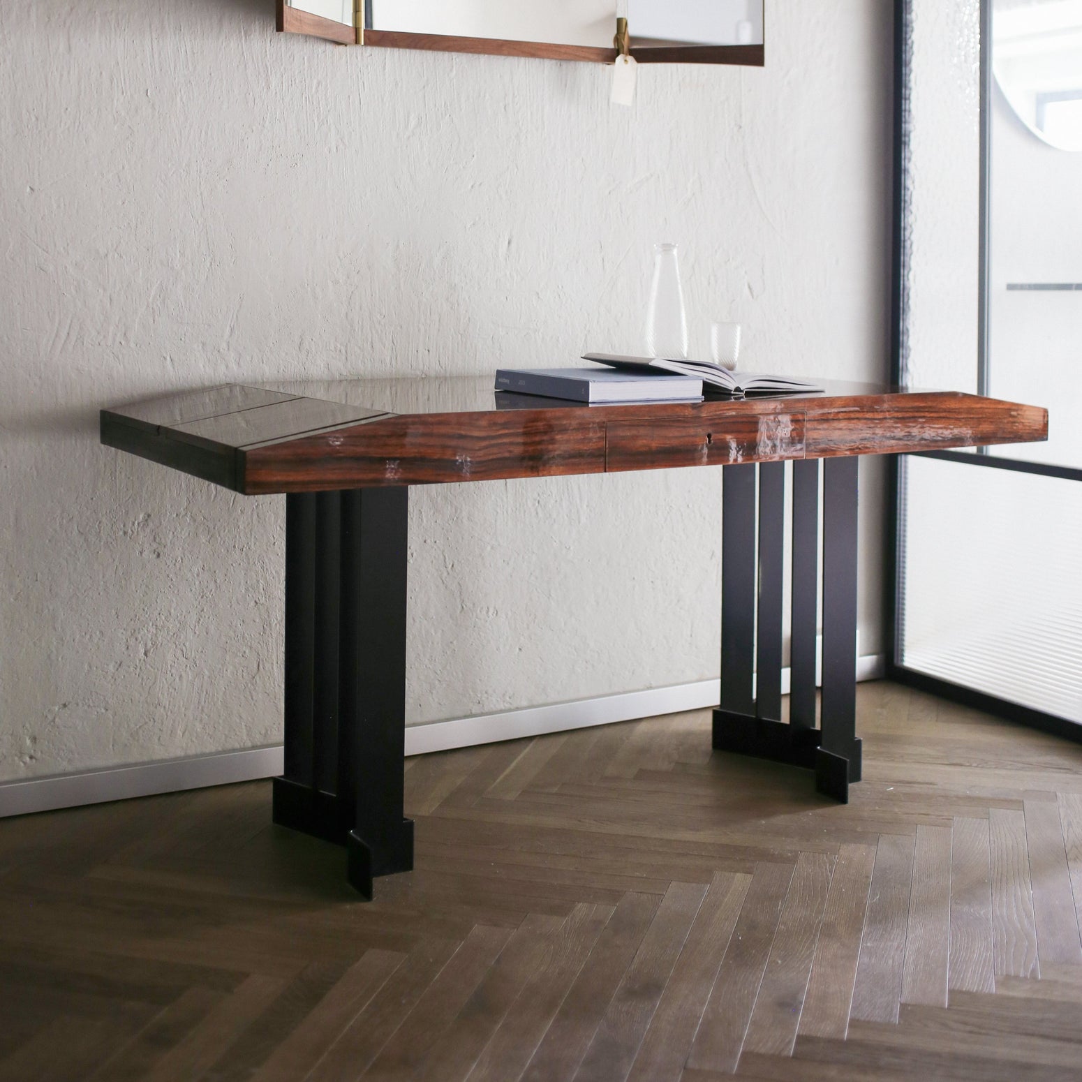 Med innslag av vintagemøbler kan du løfte interiøret hjemme til nye høyder. Dette vakre skrivebordet i Art Deco-stil designet av den franske arkitekten og designeren Pierre Chareau i zebranotre og stål vil i tillegg kunne øke arbeidslysten betraktelig. Så fint!