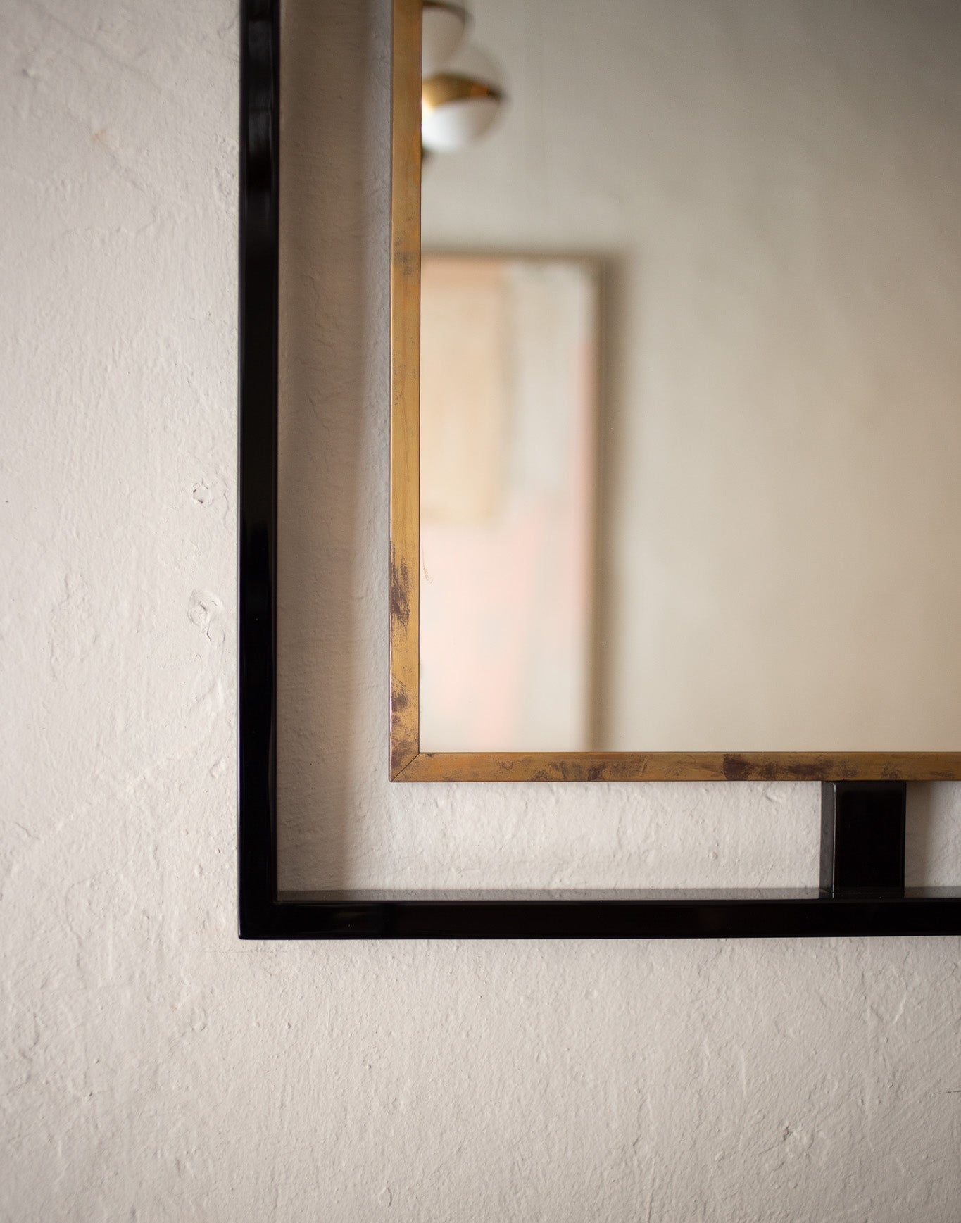 Vintage speil Art Deco med ramme i svart pianolakkert stål og patinert messing