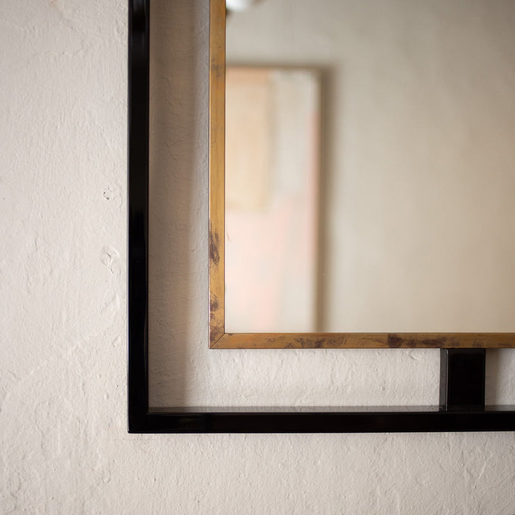 Vintage speil Art Deco med ramme i svart pianolakkert stål og patinert messing