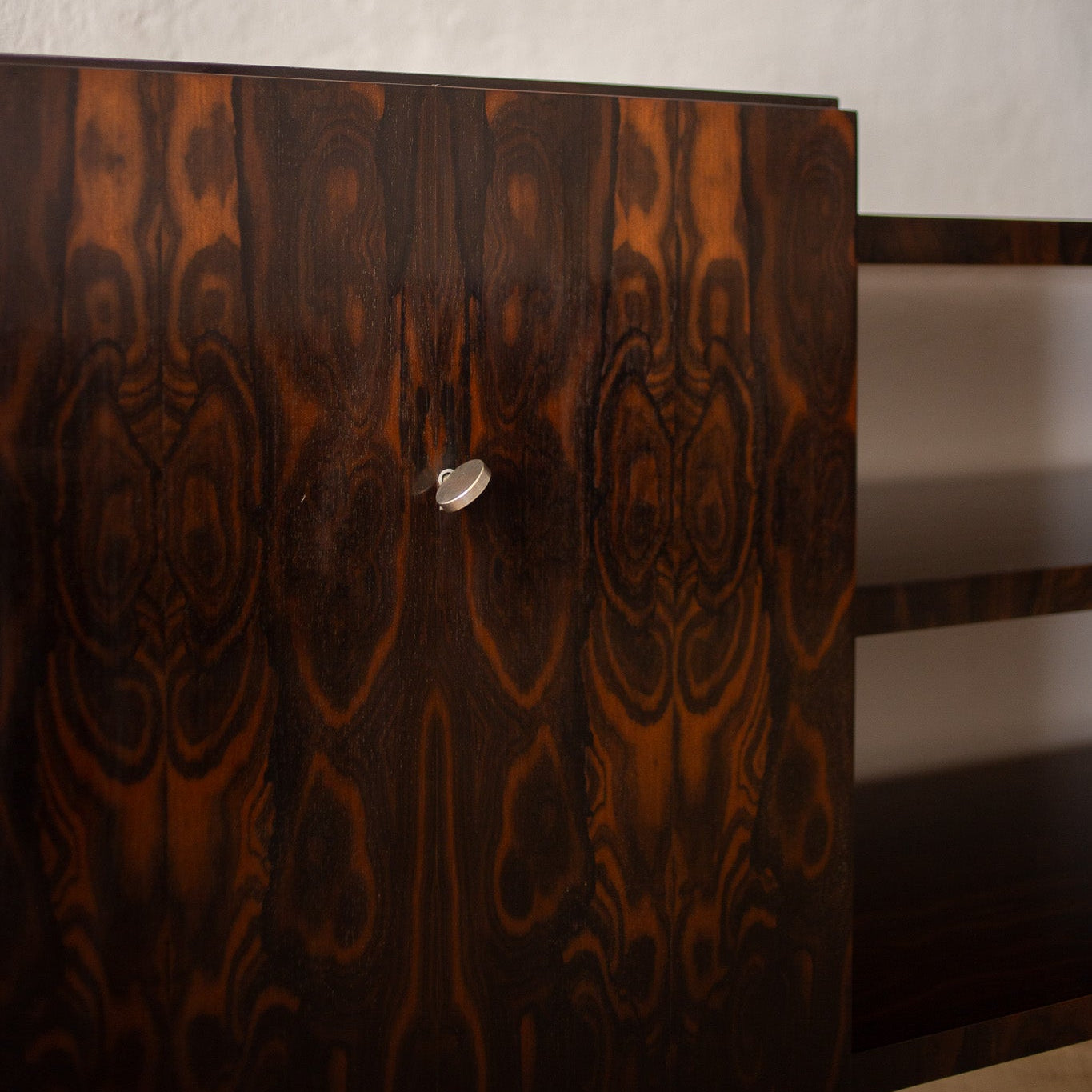 Vintage skjenk Art Deco i mørkt Ziricote-tre og sølvbelagt messing