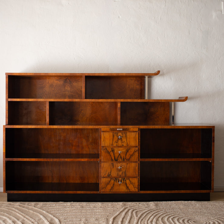 Vintage Art Deco-bokhylle i vakker gylden valnøttrotfiner og detaljer i blank krom