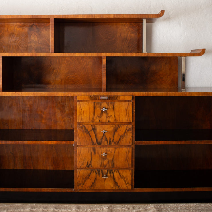 Vintage Art Deco-bokhylle i vakker gylden valnøttrotfiner og detaljer i blank krom