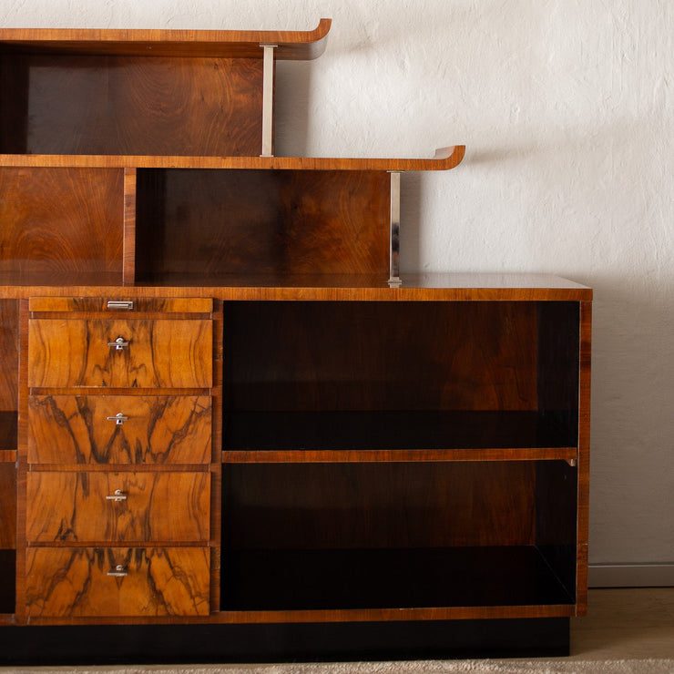 Vintage Art Deco-bokhylle i vakker gylden valnøttrotfiner og detaljer i blank krom