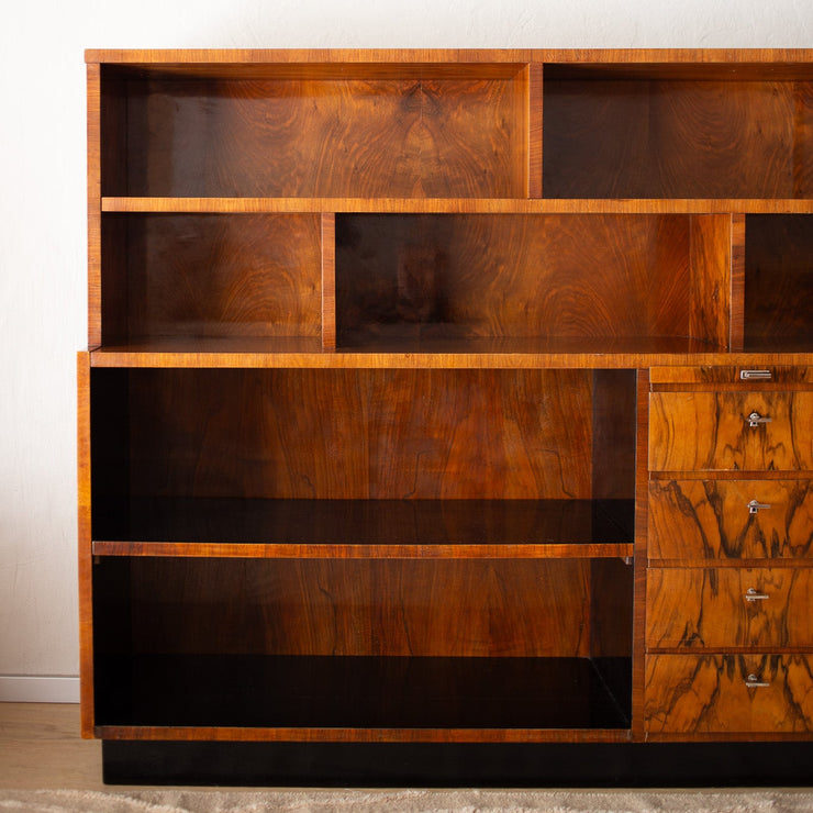 Vintage Art Deco-bokhylle i vakker gylden valnøttrotfiner og detaljer i blank krom