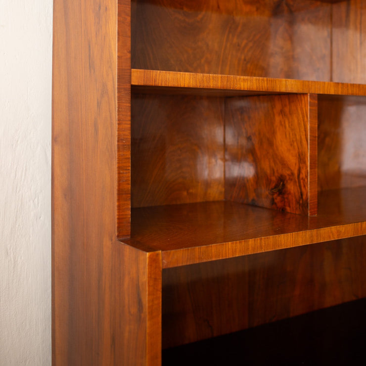 Vintage Art Deco-bokhylle i vakker gylden valnøttrotfiner og detaljer i blank krom