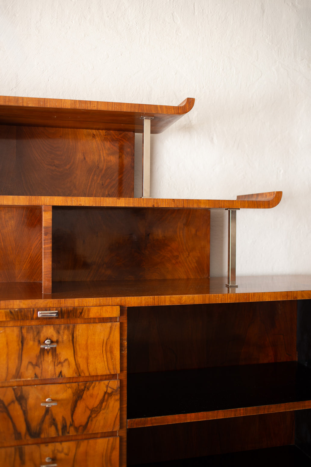 Vintage Art Deco-bokhylle i vakker gylden valnøttrotfiner og detaljer i blank krom