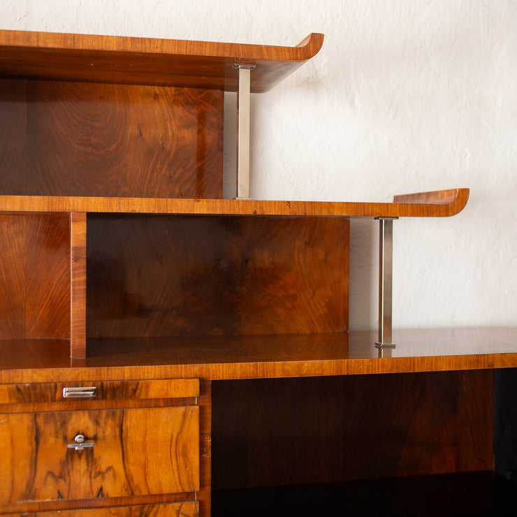 Vintage Art Deco-bokhylle i vakker gylden valnøttrotfiner og detaljer i blank krom