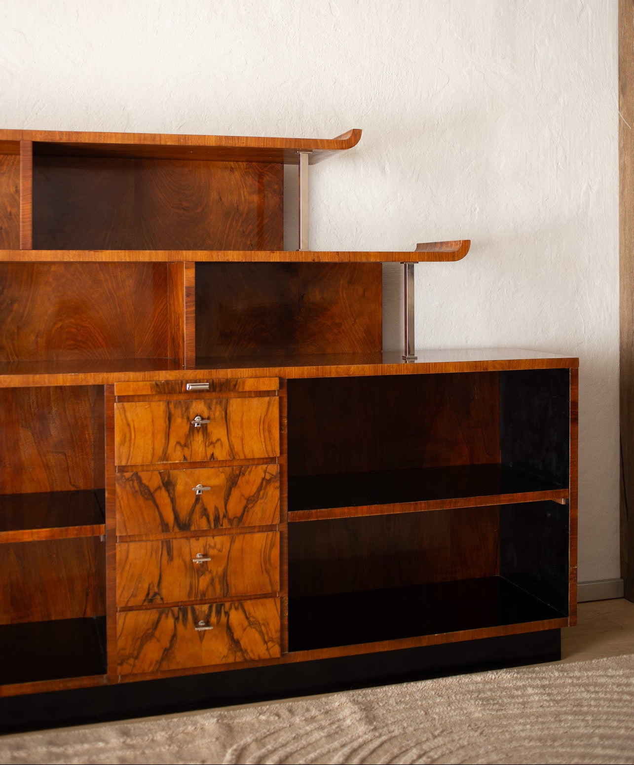 Vintage Art Deco-bokhylle i vakker gylden valnøttrotfiner og detaljer i blank krom