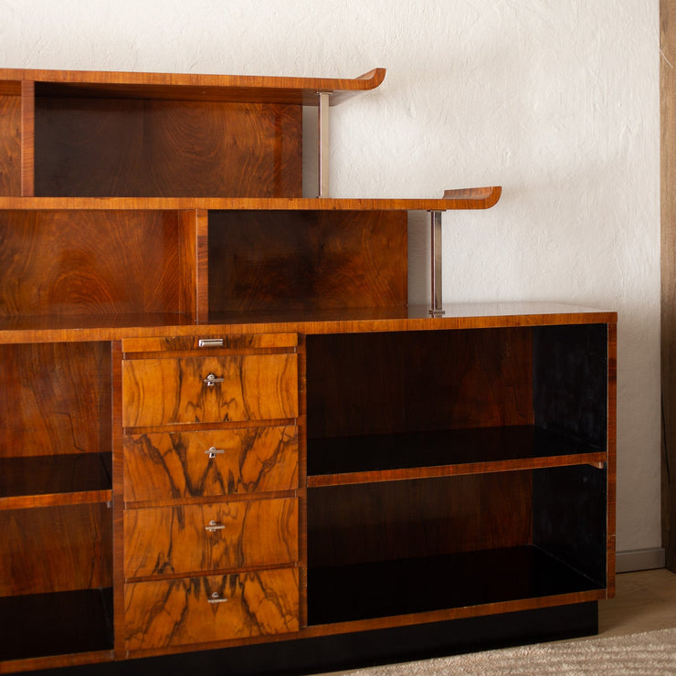 Vintage Art Deco-bokhylle i vakker gylden valnøttrotfiner og detaljer i blank krom