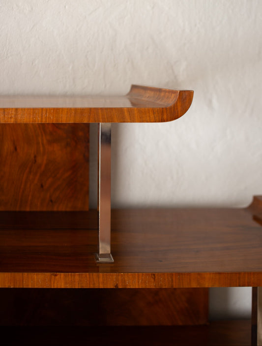 Vintage Art Deco-bokhylle i vakker gylden valnøttrotfiner og detaljer i blank krom