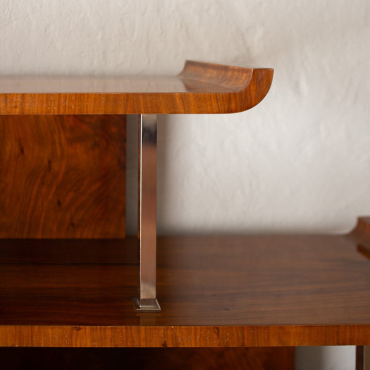 Vintage Art Deco-bokhylle i vakker gylden valnøttrotfiner og detaljer i blank krom