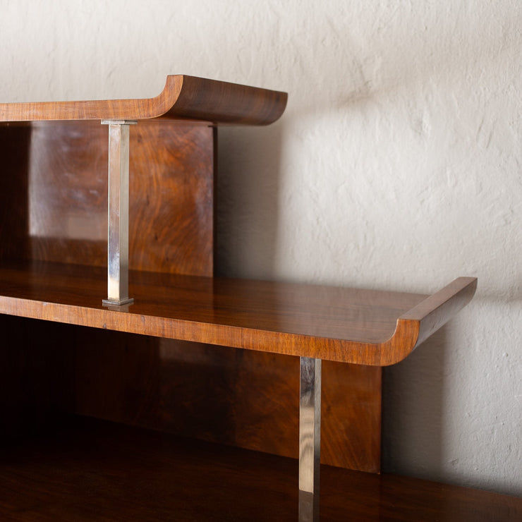 Vintage Art Deco-bokhylle i vakker gylden valnøttrotfiner og detaljer i blank krom