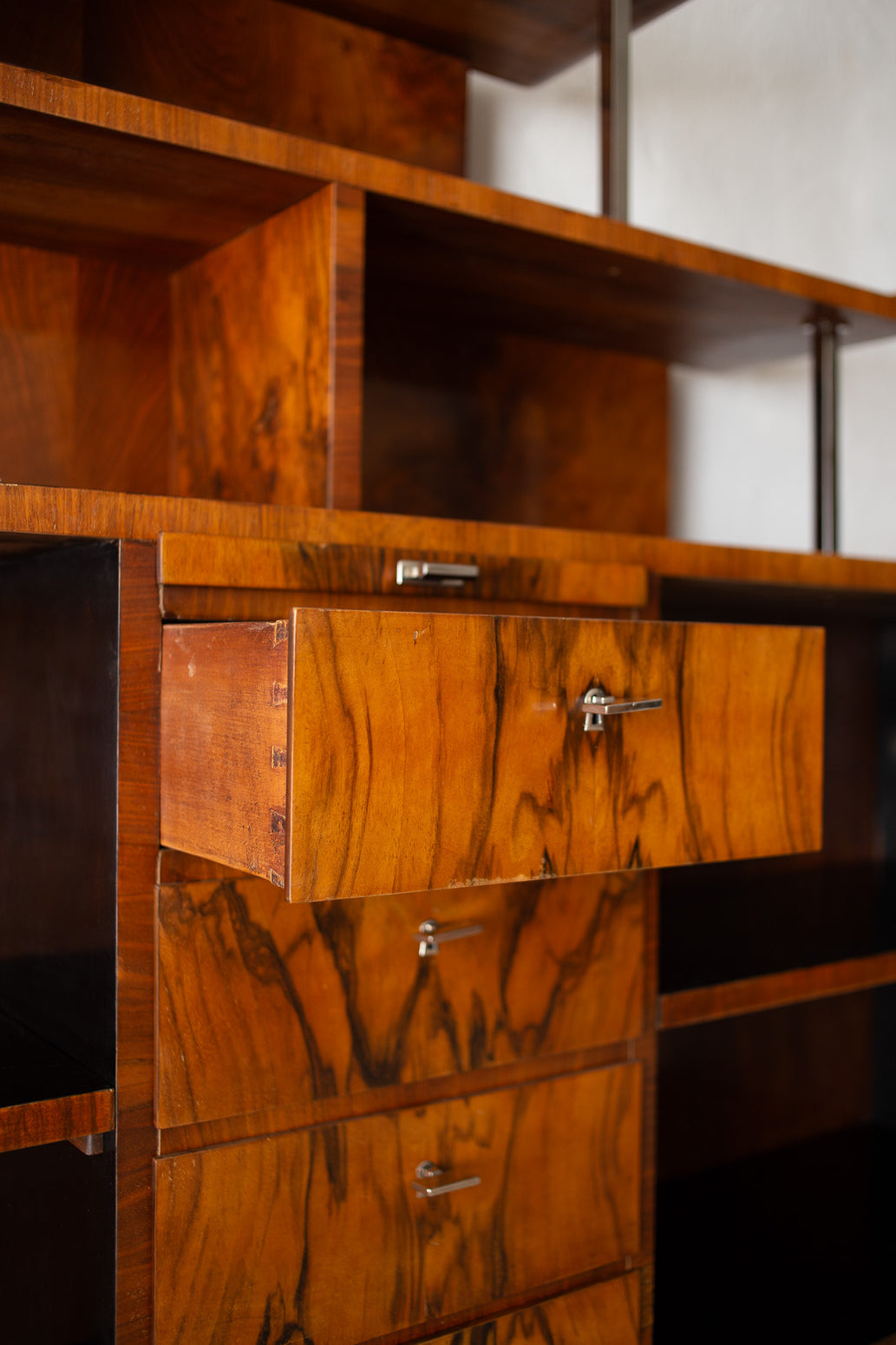 Vintage Art Deco-bokhylle i vakker gylden valnøttrotfiner og detaljer i blank krom