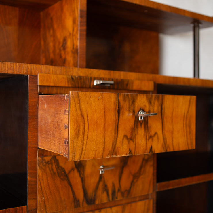 Vintage Art Deco-bokhylle i vakker gylden valnøttrotfiner og detaljer i blank krom