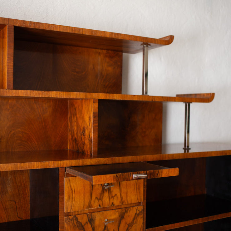 Vintage Art Deco-bokhylle i vakker gylden valnøttrotfiner og detaljer i blank krom