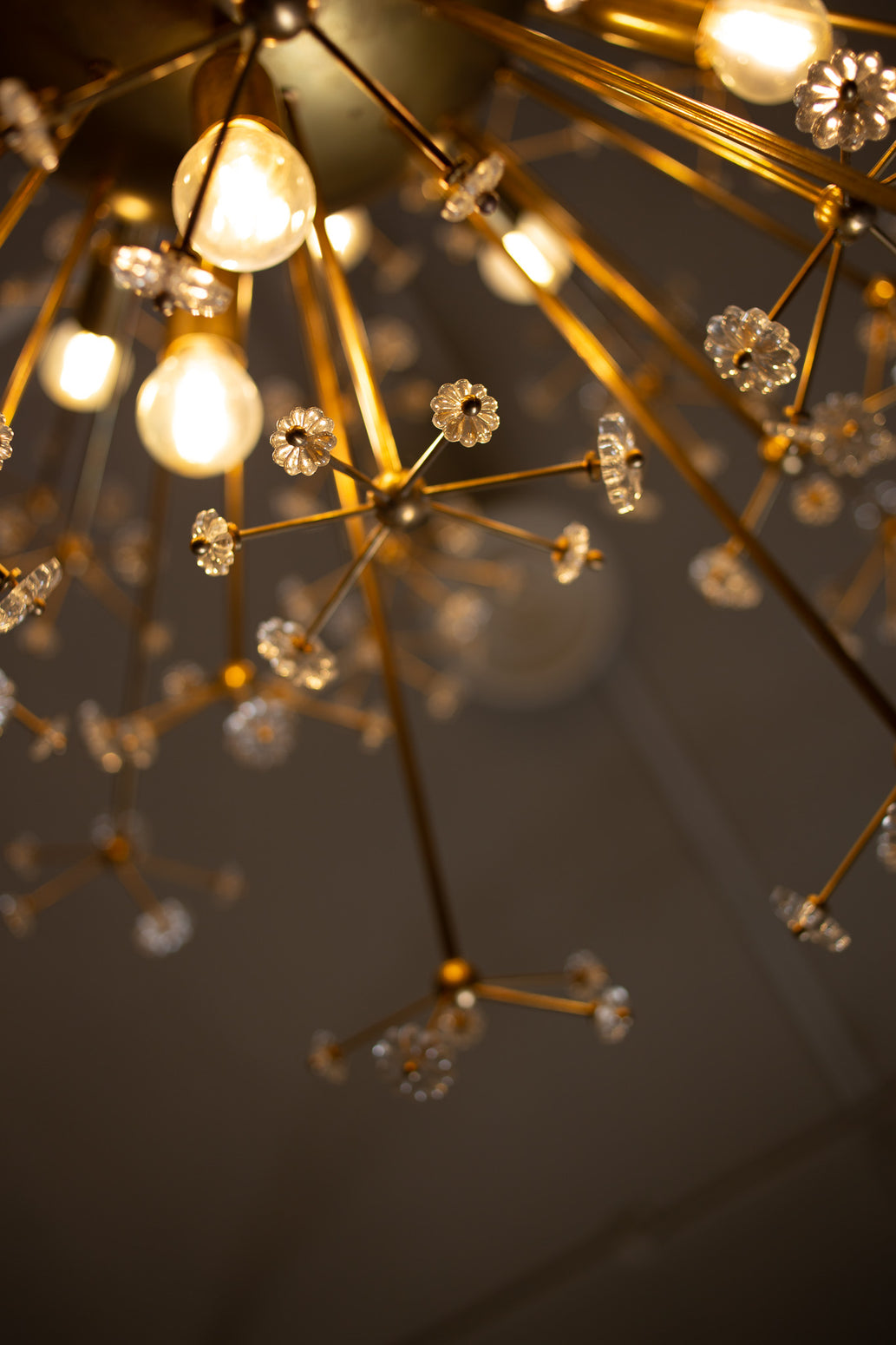 Vintage lysekrone Dandelion i messing med små blomster i Murano-glass