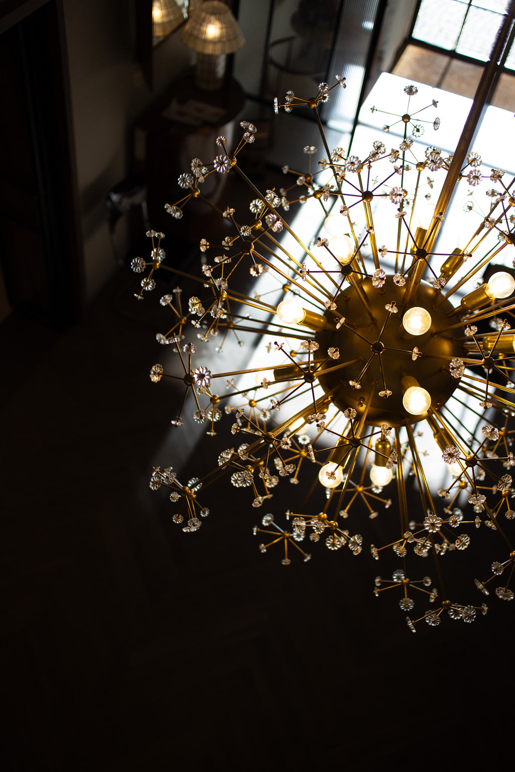 Vintage lysekrone Dandelion i messing med små blomster i Murano-glass