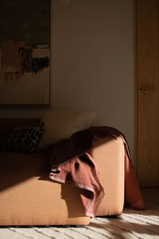 Sofa Mags Low armrest 2,5-seter i rustfarget ulltekstil (utstillingsmodell)