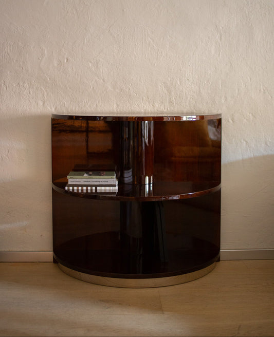 Vintage fransk halvsirkelformet bokhylle utført i blankpolert mørkbeiset valnøttfiner og sokkel i messing