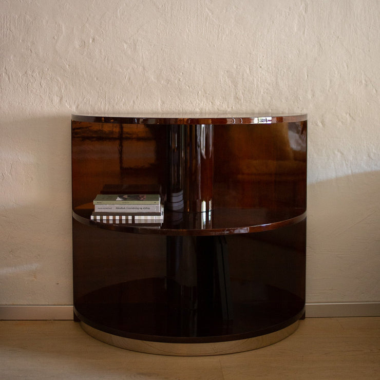 Vintage fransk halvsirkelformet bokhylle utført i blankpolert mørkbeiset valnøttfiner og sokkel i messing