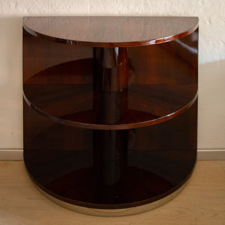 Vintage fransk halvsirkelformet bokhylle utført i blankpolert mørkbeiset valnøttfiner og sokkel i messing