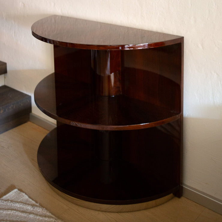 Vintage fransk halvsirkelformet bokhylle utført i blankpolert mørkbeiset valnøttfiner og sokkel i messing