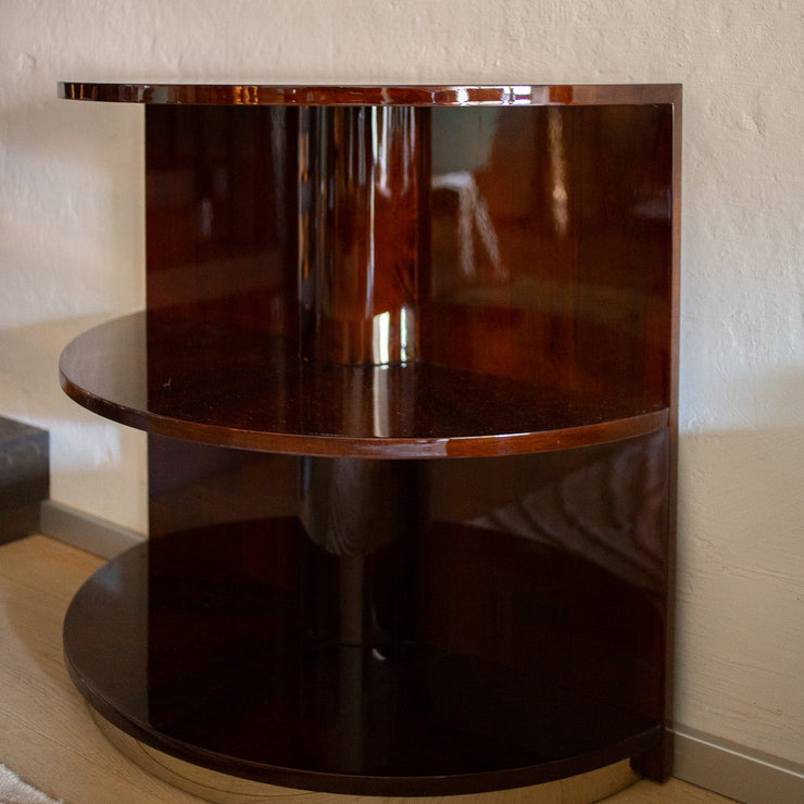 Vintage fransk halvsirkelformet bokhylle utført i blankpolert mørkbeiset valnøttfiner og sokkel i messing