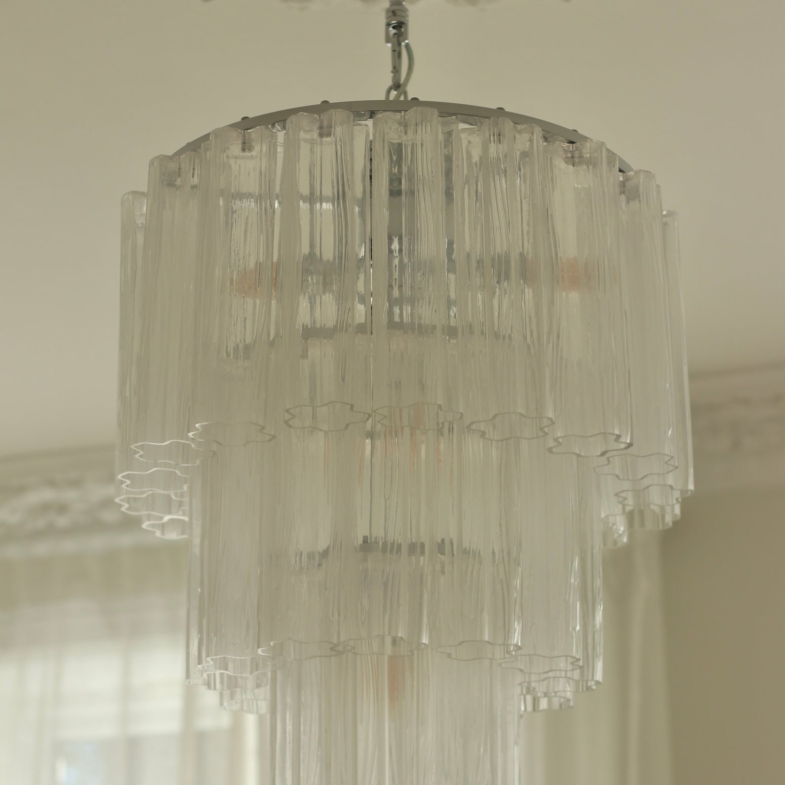 Lysekrone Fontaine Chandelier 3-layer fra Meublé i klart glass med oppheng i krom