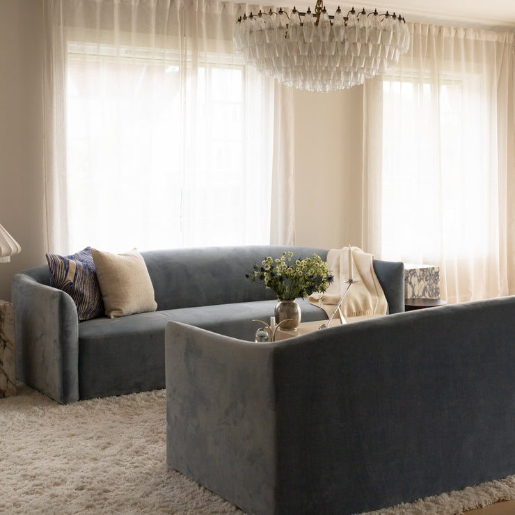 To Shore 3-setere fra New Works i dueblå matt velur. Nydelig som en sofaduo! 