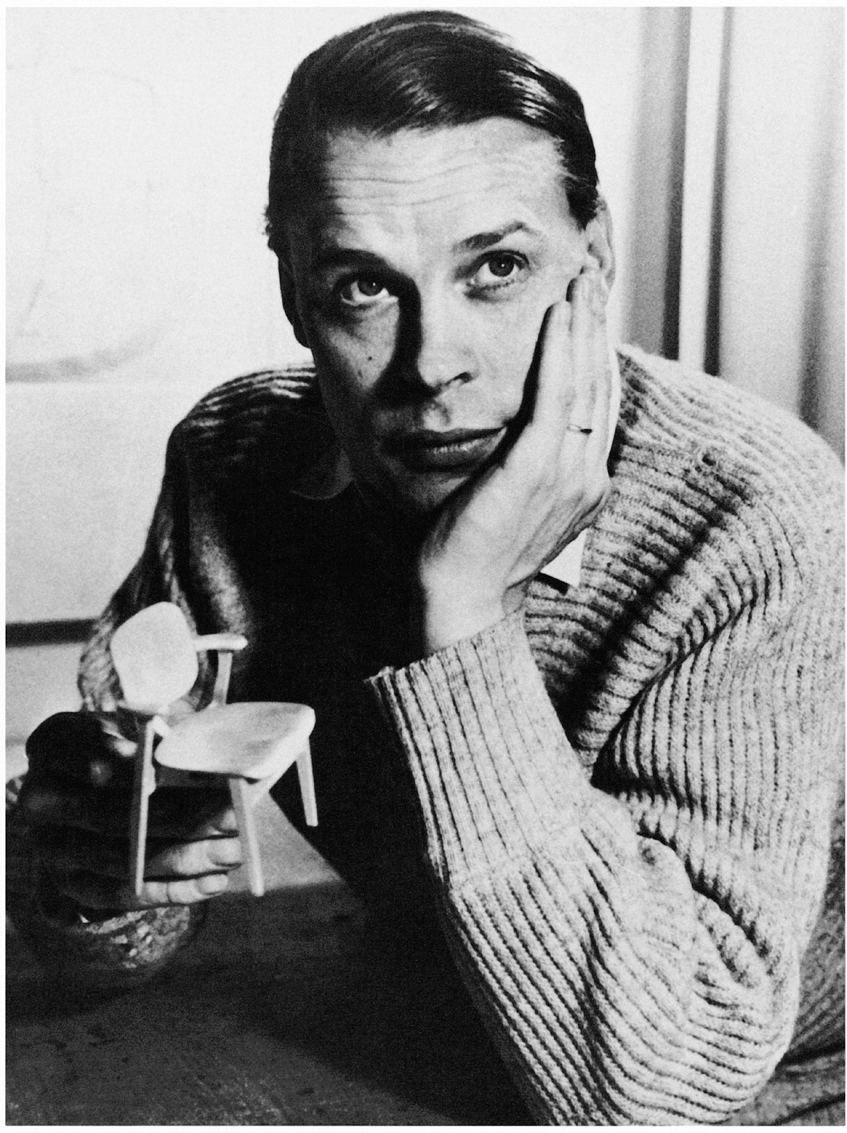 Stolen Domus Chair ble opprinnelig designet i en møbelserie for studenthuset Domus Academica i Helsinki i 1946 av Ilmari Tapiovaara.