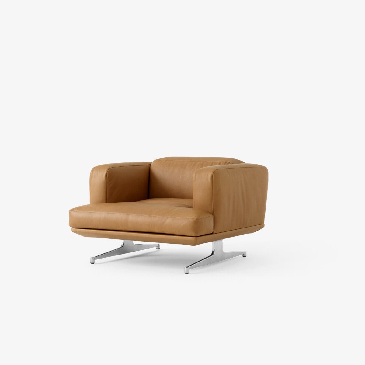 Lenestol Inland fra &tradition med ben i krom og konjakkfarget skinn Noble Leather Cognac