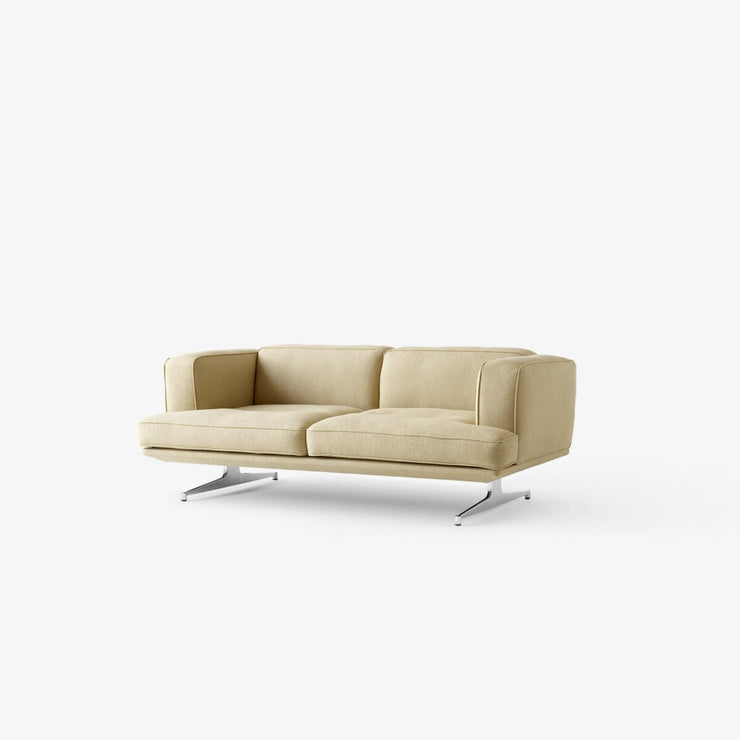Sofa Inland 2-seter fra &tradition med ben i krom og tekstilet Acca 0231 (PG4)