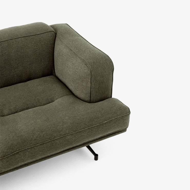 Sofa Inland 2-seter fra &tradition med svarte ben og tekstilet Clay 014 (PG3)