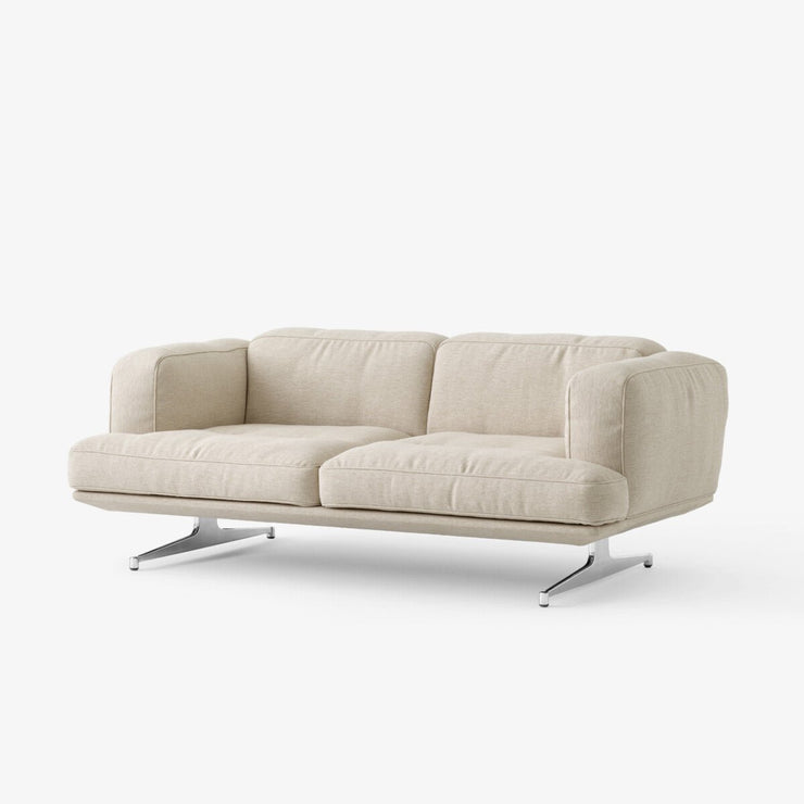 Sofa Inland 2-seter fra &tradition med ben i krom og tekstilet Clay 011 (PG3)