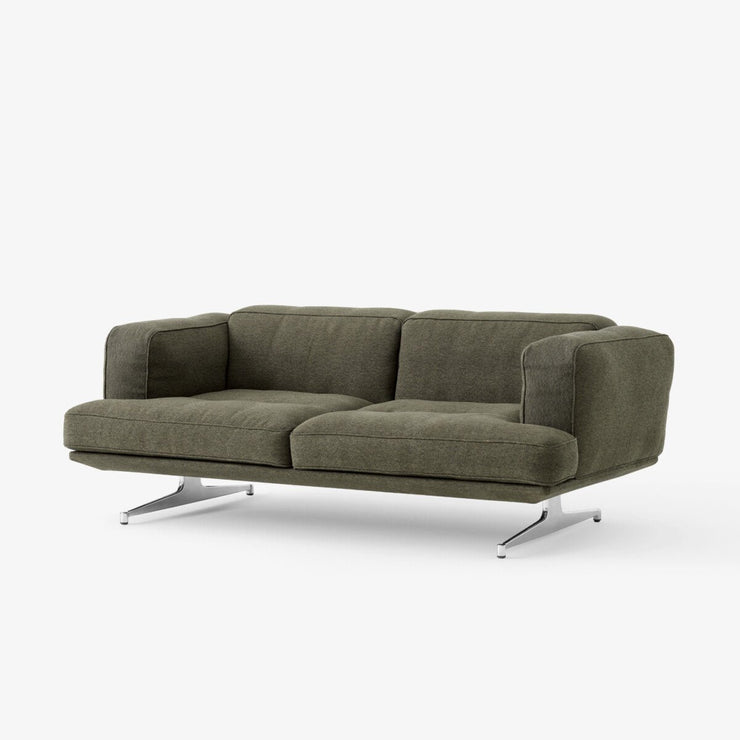 Sofa Inland 2-seter fra &tradition med ben i krom og tekstilet Clay 014 (PG3)