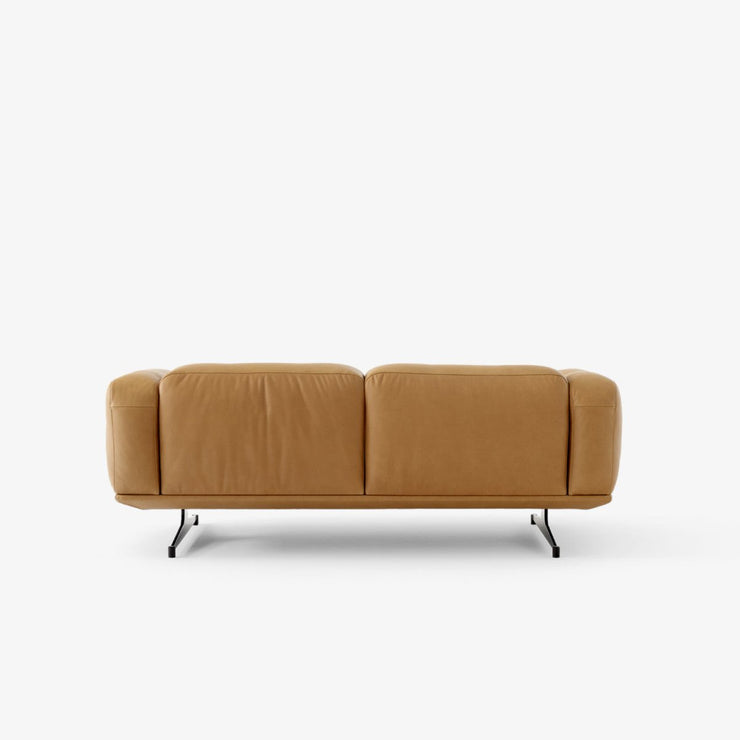 Sofa Inland 2-seter fra &tradition med svarte ben og konjakkfarget skinn Noble Leather Cognac
