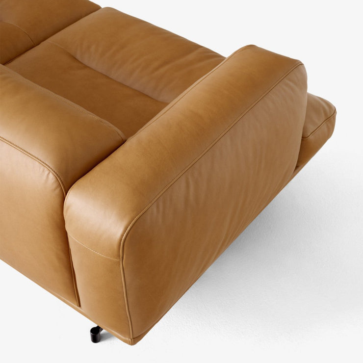 Sofa Inland 2-seter fra &tradition med svarte ben og konjakkfarget skinn Noble Leather Cognac