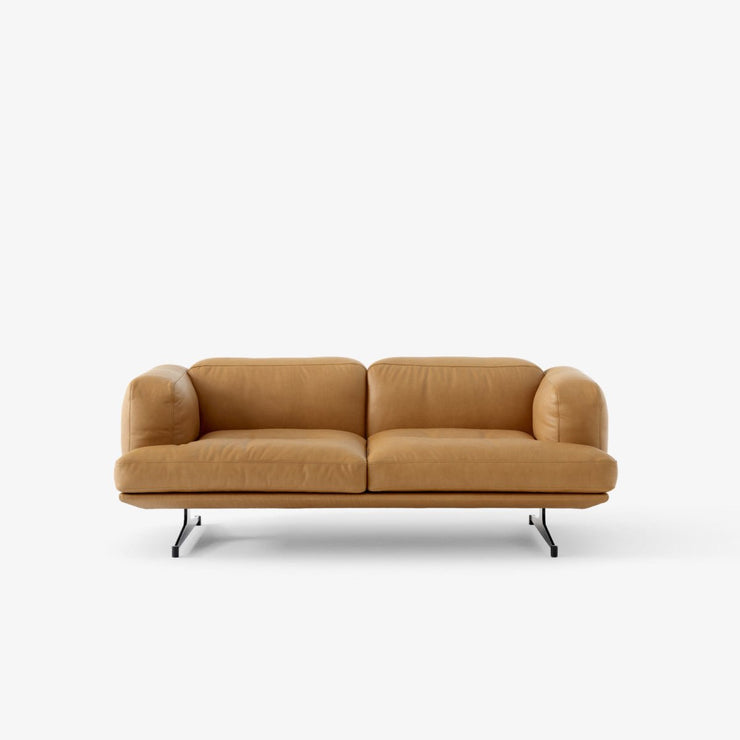 Sofa Inland 2-seter fra &tradition med svarte ben og konjakkfarget skinn Noble Leather Cognac